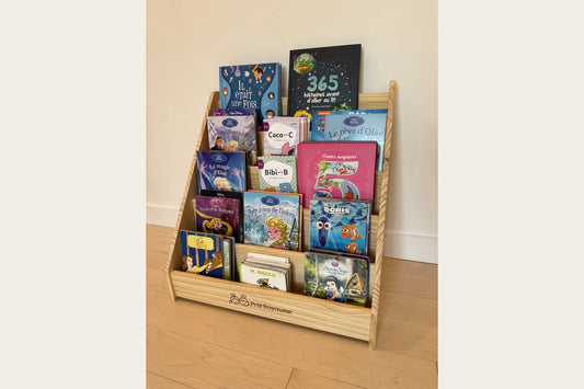 Bibliothèque Montessori Petit Royaume en pin, avec son logo et des livres sur cinq rangées.